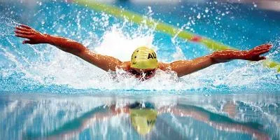 چطور با شنا کردن لاغر شویم؟+ فواید آب درمانی